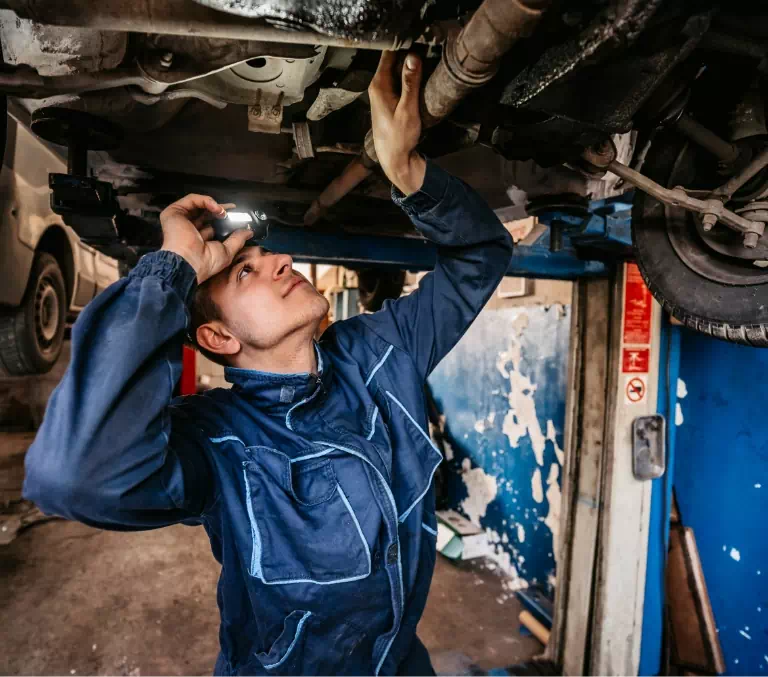 mechanik i&nbsp;samochód w&nbsp;warsztacie