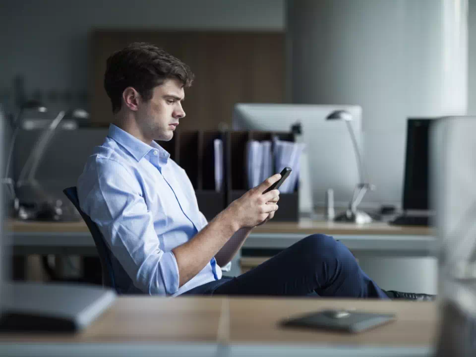 mężczyzna i&nbsp;telefon